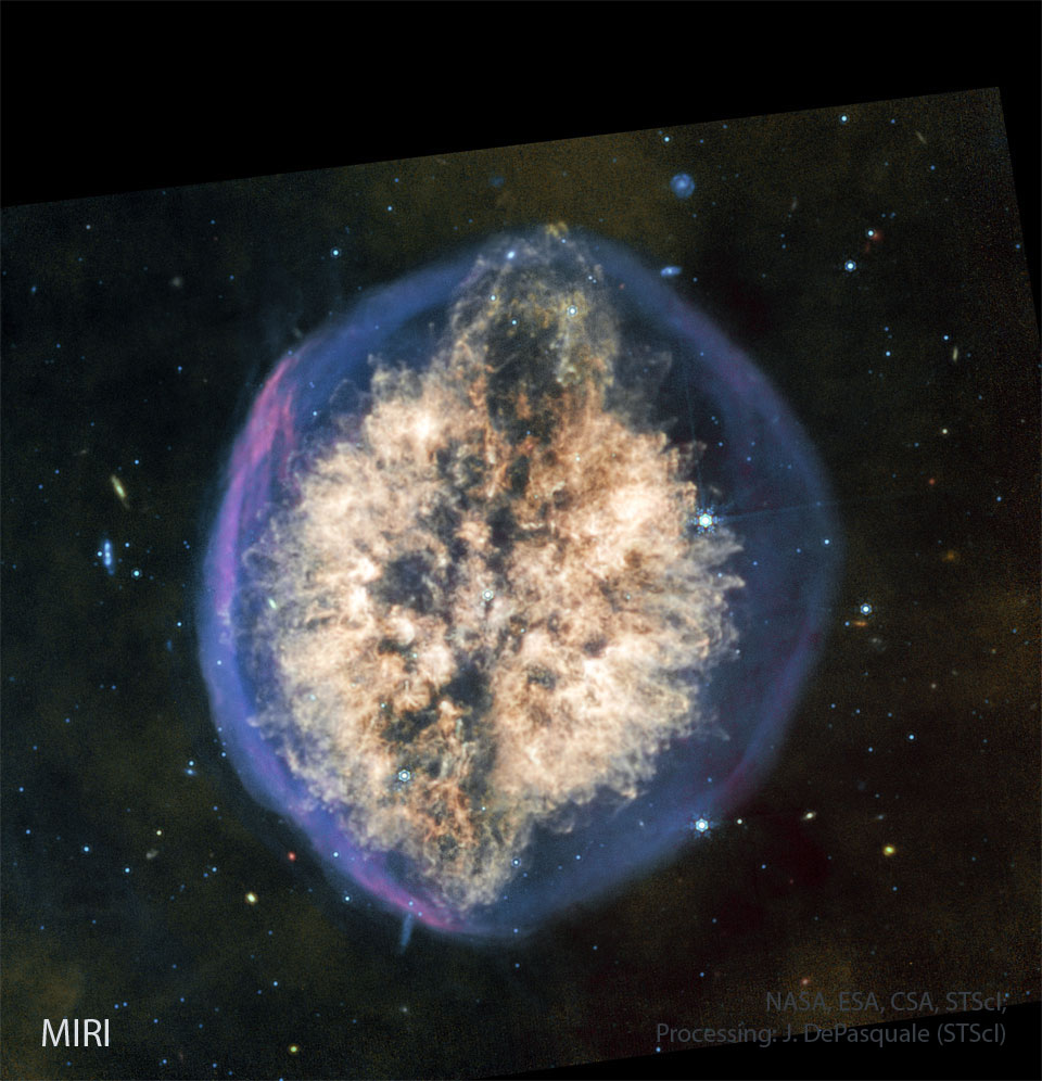 The featured image shows a starfield surrounding a 
nebula that resembles the human brain. A blue outer oval
has a bright nebulosity inside. 
Więcej szczegółowych informacji w opisie poniżej.