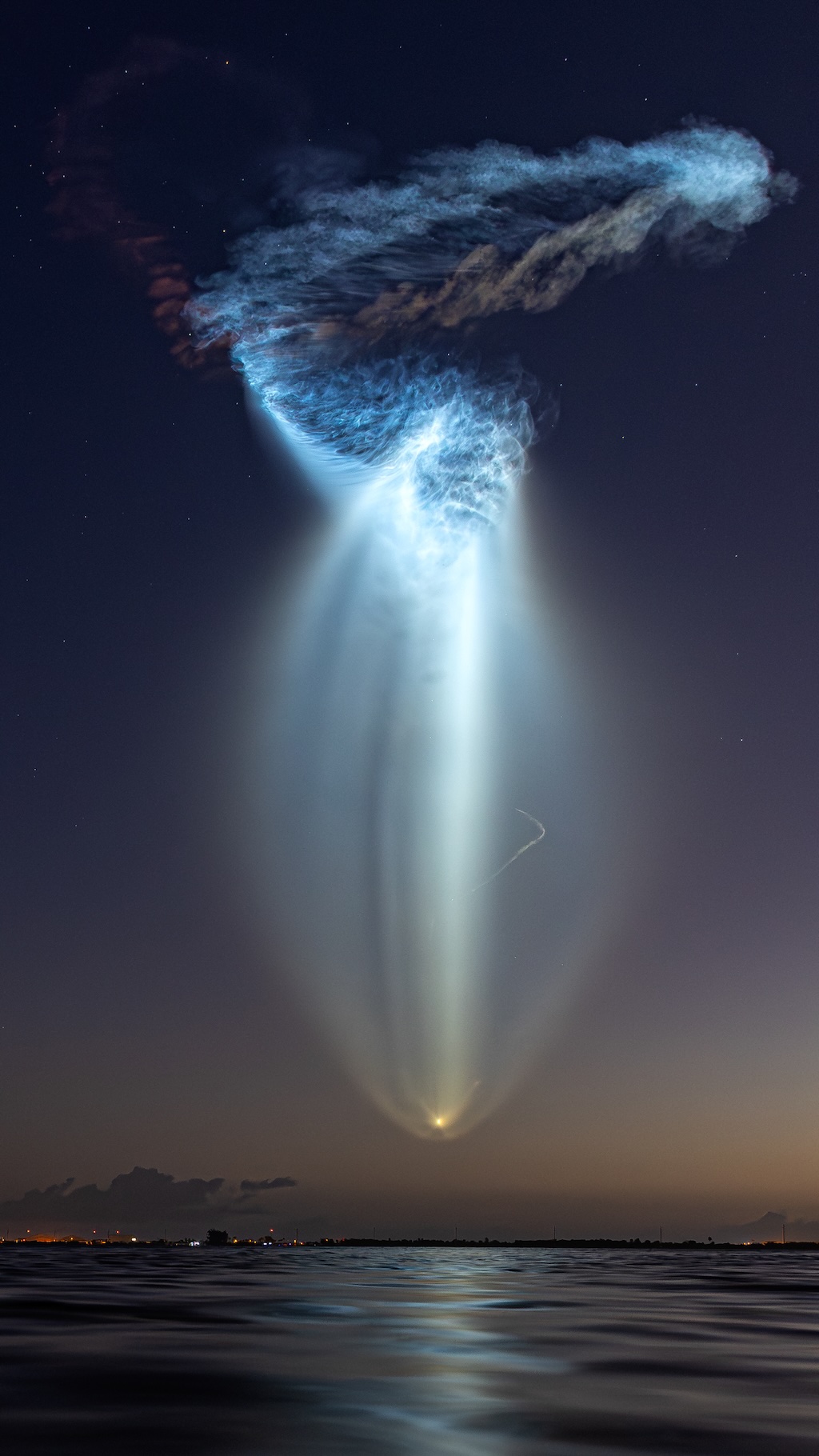 Wystrzał rakiety Falcon 9 firmy SpaceX wytworzył
świecący obłok, przypominający meduzę.
Zobacz opis. Po kliknięciu obrazka załaduje się wersja o&nbsp;największej dostępnej rozdzielczości.