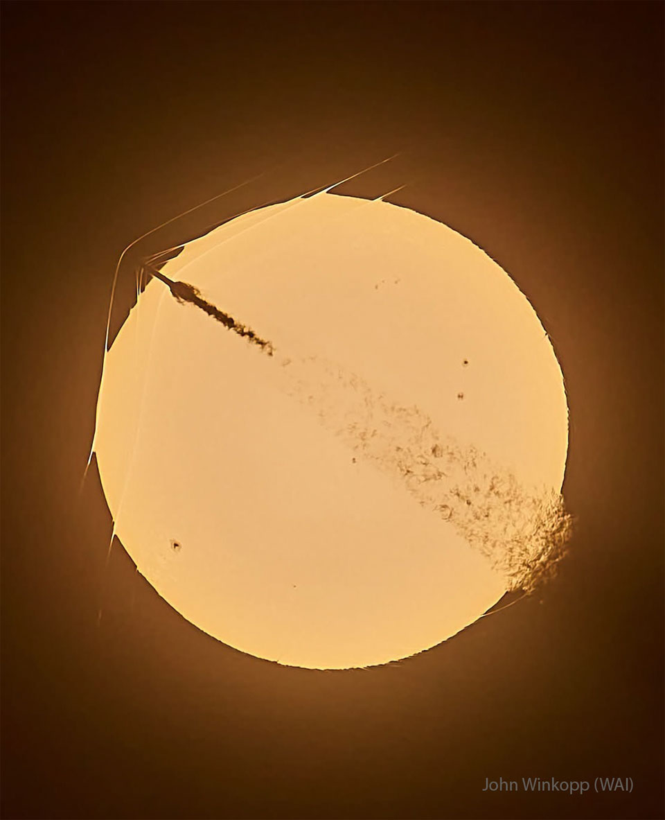 The disk of the Sun is shown with a rocket launching
through it. The rising rocket shows a plume behind it and
three unusual waves curve around its top tip.
Więcej szczegółowych informacji w opisie poniżej.