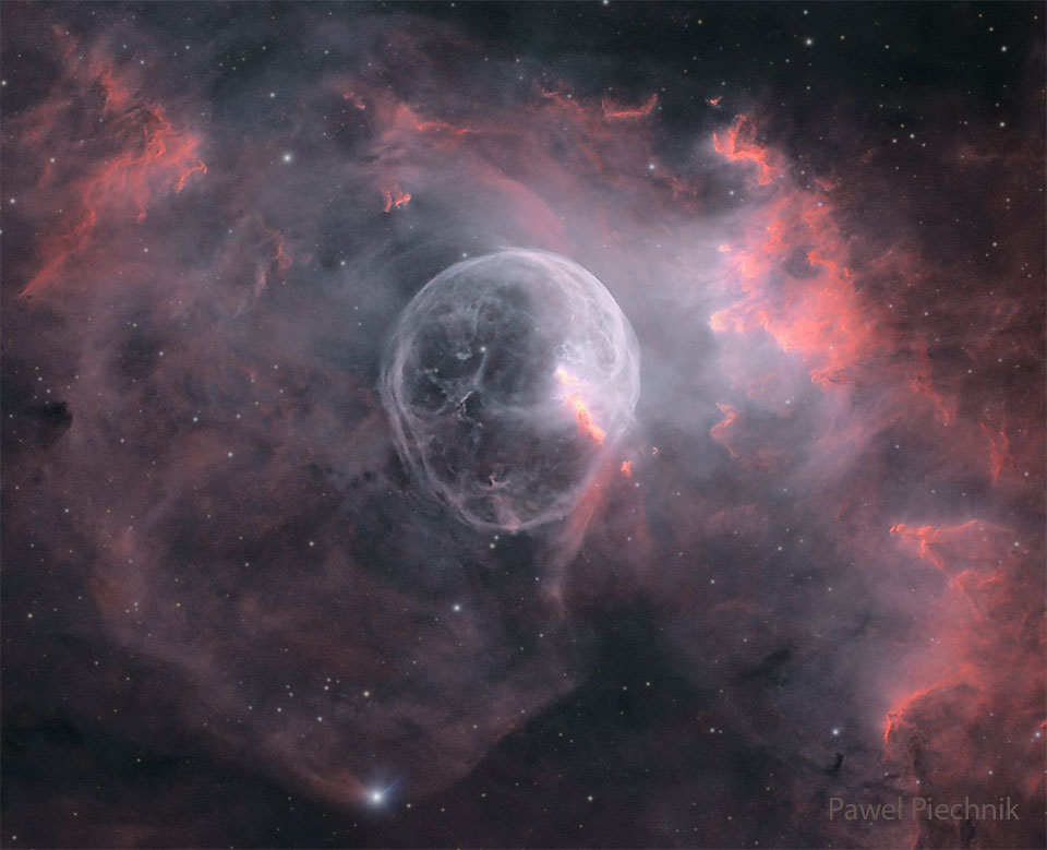 A starfield is shown with a big light bubble in 
the center. To some, the bubble may resemble
a skull.
Więcej szczegółowych informacji w opisie poniżej.