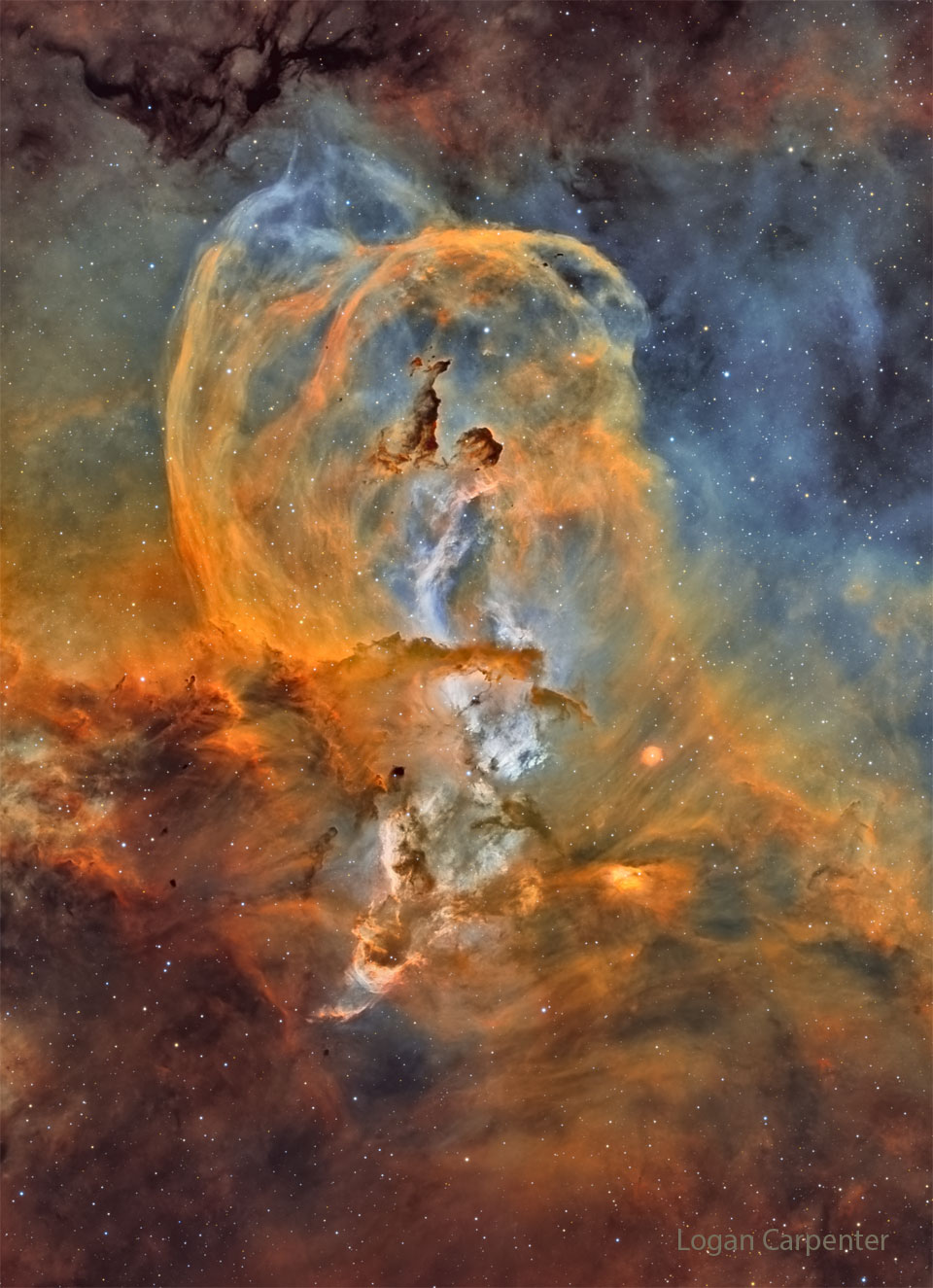 Opisywane zdjęcie ukazuje tworzącą gwiazdy mgławicę
NGC 3576 w&nbsp;wielu sztucznych barwach. Centralna struktura
pyłowa może przypominać Statuę Wolności. Zobacz opis. Po kliknięciu obrazka załaduje się wersja
 o&nbsp;największej dostępnej rozdzielczości.